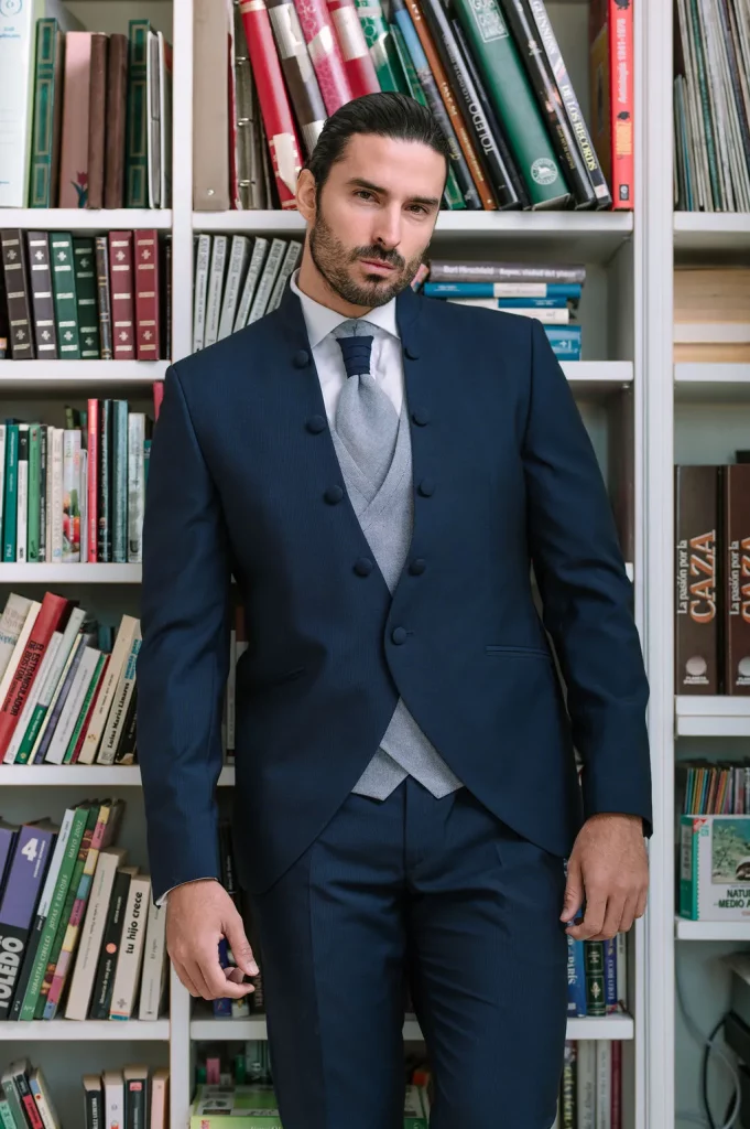 Conjunto de novio Vassi azul con corbatón y chaleco cruzado en lino