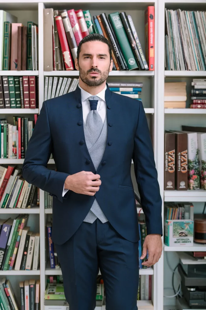 Traje de novio azul Vassi con chaleco cruzado y cuello mao moderno